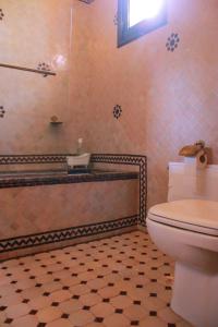 ein Badezimmer mit Toilette und Dusche in der Unterkunft Magnifica Casa cerca de Marrakech con gran piscina totalmente privada in Tahannaout