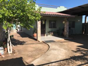une maison avec un patio et un arbre devant dans l'établissement casa SUSY, à San Felipe