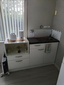 Kuchyň nebo kuchyňský kout v ubytování Private Studio with self check-in, Ensuite, WIFI & Kitchenette