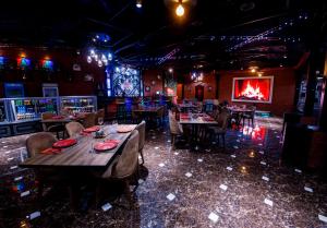 Un restaurante con mesas y sillas en una sala. en RS Baku Hotel, en Baku
