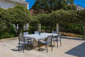 Vonkajšia záhrada v ubytovaní Seaside holiday house Rogoznica - 6226