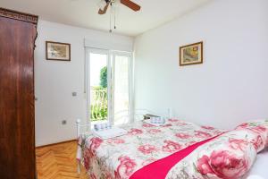 Posteľ alebo postele v izbe v ubytovaní Seaside holiday house Rogoznica - 6226