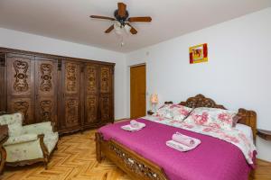 Posteľ alebo postele v izbe v ubytovaní Seaside holiday house Rogoznica - 6226