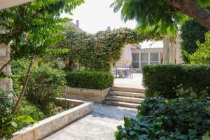 Vonkajšia záhrada v ubytovaní Seaside holiday house Rogoznica - 6226