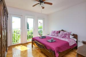 Posteľ alebo postele v izbe v ubytovaní Seaside holiday house Rogoznica - 6226
