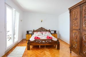 Posteľ alebo postele v izbe v ubytovaní Seaside holiday house Rogoznica - 6226