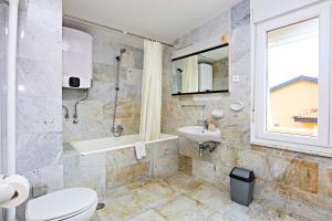 Kúpeľňa v ubytovaní Seaside holiday house Rogoznica - 6226