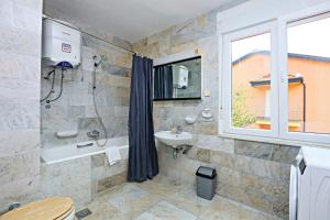 Kúpeľňa v ubytovaní Seaside holiday house Rogoznica - 6226 + 25 fotografií