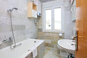 Kúpeľňa v ubytovaní Seaside holiday house Rogoznica - 6226