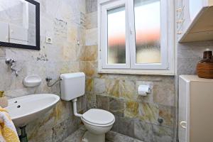 Kúpeľňa v ubytovaní Seaside holiday house Rogoznica - 6226
