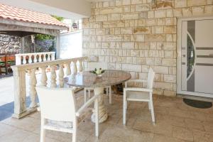 Balkón alebo terasa v ubytovaní Seaside holiday house Rogoznica - 6226