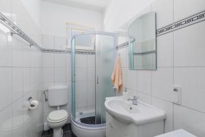 Bilik mandi di Apartments with parking space Sumpetar, Omis - 950