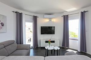 Televízia a/alebo spoločenská miestnosť v ubytovaní Apartment Zecevo Rtic 8366d