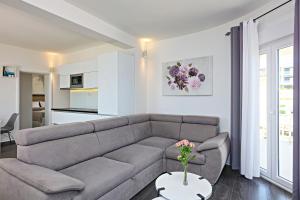 Kuchyňa alebo kuchynka v ubytovaní Apartment Zecevo Rtic 8366d