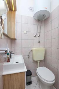 Kúpeľňa v ubytovaní Apartment Zecevo Rtic 8366d