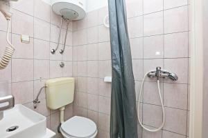Kúpeľňa v ubytovaní Apartment Zecevo Rtic 8366d