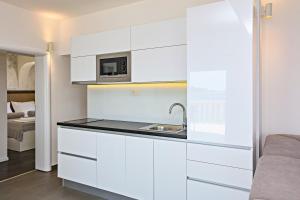 Kuchyňa alebo kuchynka v ubytovaní Apartment Zecevo Rtic 8366d