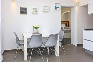 Kuchyňa alebo kuchynka v ubytovaní Apartment Zecevo Rtic 8366d
