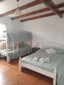 a bedroom with two green beds and a ceiling at Departamento Nuevo Horizonte Pet Friendly in Olavarría