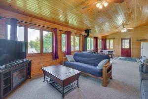 Μια τηλεόραση ή/και κέντρο ψυχαγωγίας στο Wet Feet Retreat Year-Round Cabin in Frederic