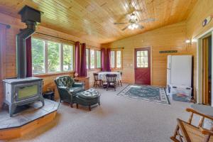 Χώρος καθιστικού στο Wet Feet Retreat Year-Round Cabin in Frederic