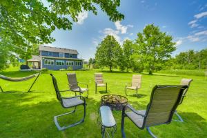 Κήπος έξω από το Wet Feet Retreat Year-Round Cabin in Frederic