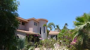 una grande casa con palme e fiori di Beach 5 min walk - Private Casa Shona 5 Bedroom a San José del Cabo