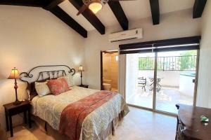 una camera da letto con un letto e una porta scorrevole in vetro di Beach 5 min walk - Private Casa Shona 5 Bedroom a San José del Cabo Altre 28 foto