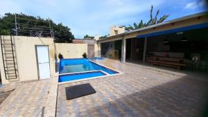 une piscine dans l'arrière-cour d'une maison dans l'établissement Chácara Top, à Caldas Novas