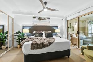 En eller flere senge i et værelse på Pineapple Palms - Resort 9 Pools & Gym