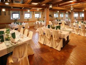 Restaurace v ubytování Worners Schloss Weingut & Wellness-Hotel + 37 fotografií