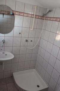 Ένα μπάνιο στο Secluded fisherman's cottage Cove Zizanj, Pasman - 24722