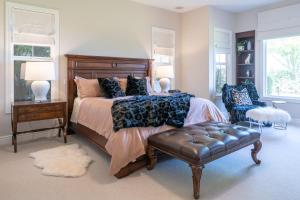 Ένα ή περισσότερα κρεβάτια σε δωμάτιο στο Escape to Luxury Newport Coast Pelican Gated Home +70 φωτογραφίες