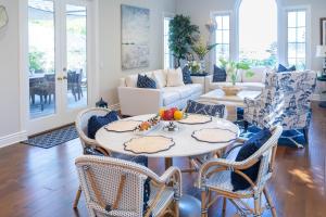Χώρος καθιστικού στο Escape to Luxury Newport Coast Pelican Gated Home