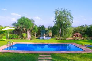 einen Pool im Garten mit Sonnenschirm in der Unterkunft Magnifica Casa cerca de Marrakech con gran piscina totalmente privada in Tahannaout + 26 Fotos