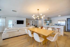 Foto de la galería de Waterfront Cedar Creek Lake Gem Near Marina! en Kemp