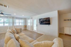 Foto de la galería de Waterfront Cedar Creek Lake Gem Near Marina! en Kemp