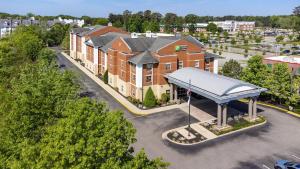 an overhead view of a building with a gazebo at Holiday Inn Express & Suites Williamsburg by IHG in Williamsburg