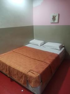 Postel nebo postele na pokoji v ubytování HOTEL BINTANG