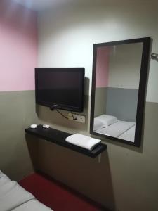 TV a/nebo společenská místnost v ubytování HOTEL BINTANG