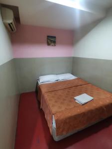 Postel nebo postele na pokoji v ubytování HOTEL BINTANG