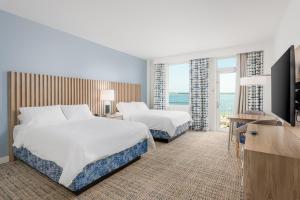 Телевизор и/или развлекательный центр в Holiday Inn Resort Pensacola Beach Gulf Front by IHG