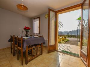 una sala da pranzo con tavolo e porta a vetri di House in Périgord near Medieval Villages a Prats-du-Périgord