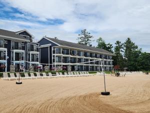 トラバースシティにあるPointes North 107- Grand Traverse Bay-Traverse Cityの建物の前の砂浜にあるバレーボールのゴール