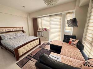 Katil atau katil-katil dalam bilik di Elegant Unit with Balcony and Pool View l Free wifi and netflix I Across NAIA T3