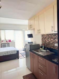 Dapur atau dapur kecil di Elegant Unit with Balcony and Pool View l Free wifi and netflix I Across NAIA T3 +9 gambar