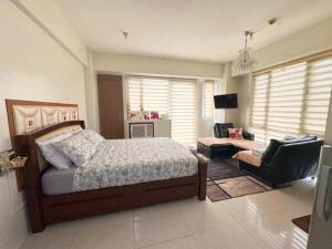 Katil atau katil-katil dalam bilik di Elegant Unit with Balcony and Pool View l Free wifi and netflix I Across NAIA T3