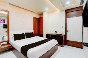 Collection O Shantivan Bus Terminal Formerly Hotel Suhagan Heights的电视和/或娱乐中心
