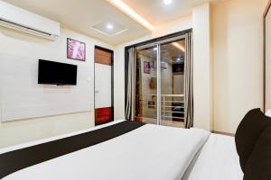 Collection O Shantivan Bus Terminal Formerly Hotel Suhagan Heights客房内的一张或多张床位