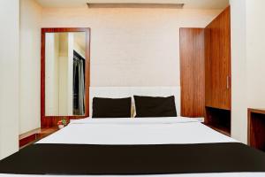 Collection O Shantivan Bus Terminal Formerly Hotel Suhagan Heights客房内的一张或多张床位